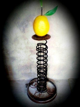 Germinacion. Escultura realizada en PIEDRA y Materiales reciclados. 1.70cms alto